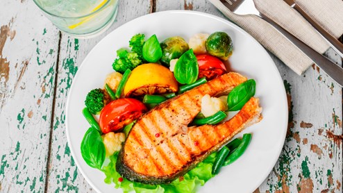 Pesce e verdure sono ideali per le cene leggere estive, in questo modo la digestione non disturberà il vostro sonno.